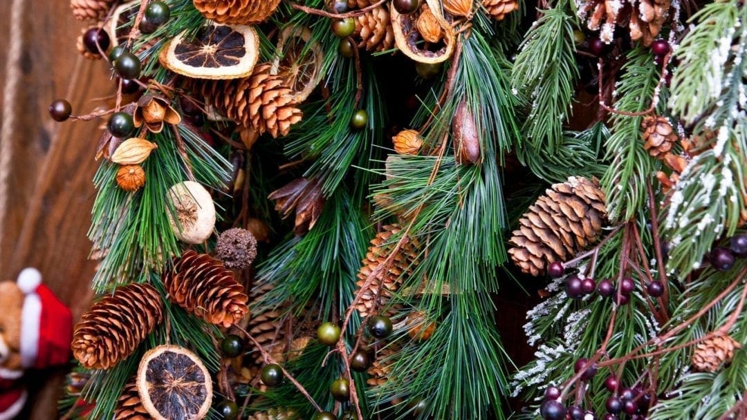 9 Natural Ways to Decorate an Outdoor Tree